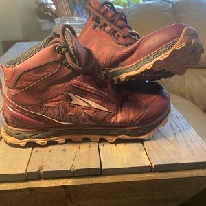Size 8.5 altra hiking boots lone peak